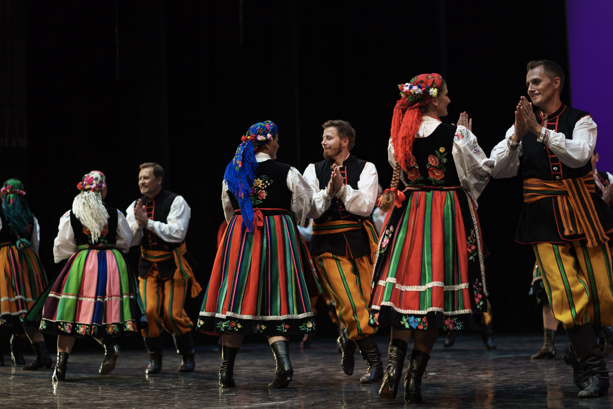 This is a very popular dance from the Mazowsze region because of its beautiful medleys of songs and dances. The elegant and uniquely embroidered costumes depict the region's rich landscape filled with beautiful plains and luscious forests.﻿