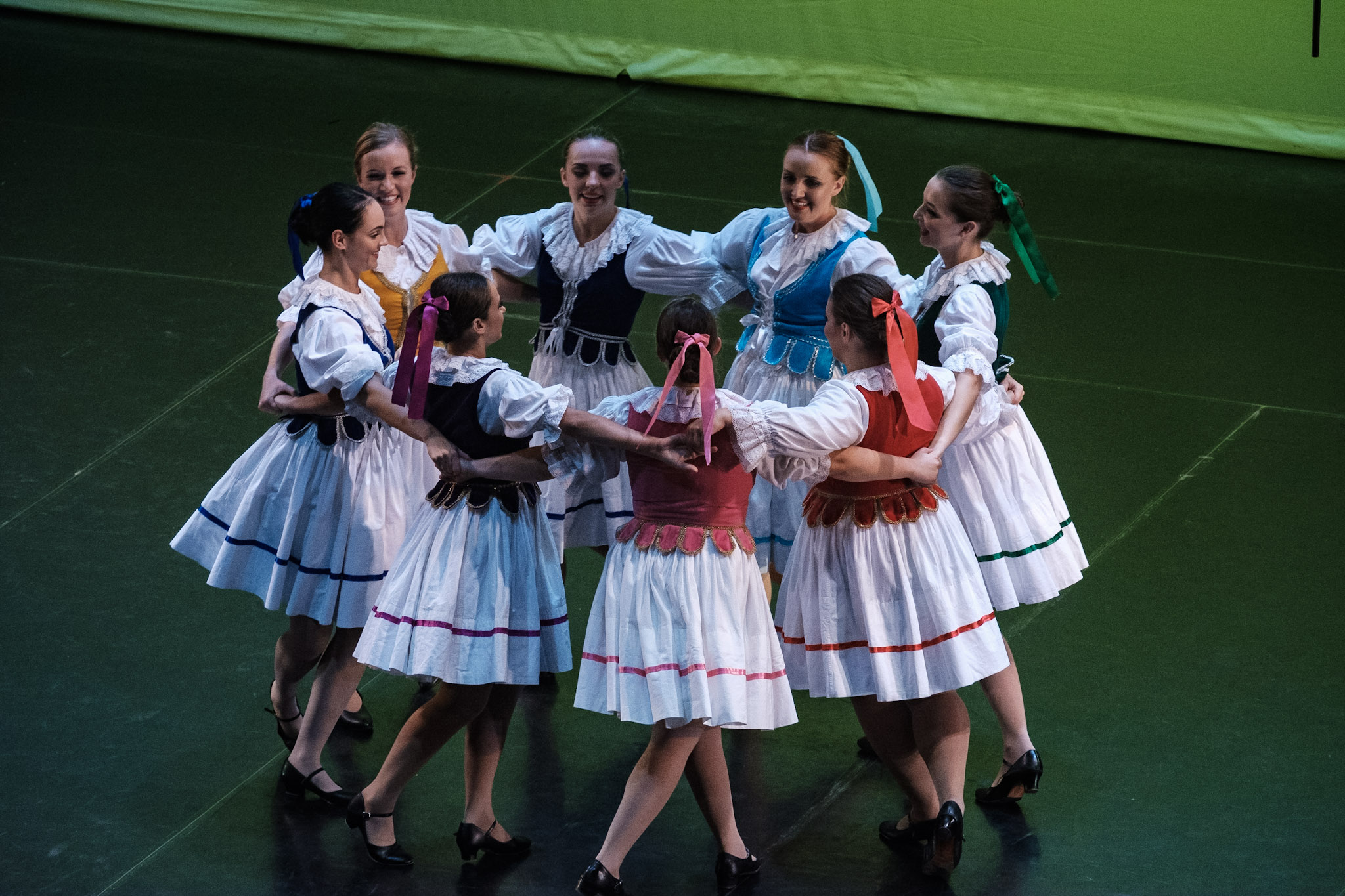 Performed only by the women, the music and steps are influenced by the vast and rich culture of the traditional Gorale (highlanders) in the southern Poland area with influences from neighbouring Slovakia.﻿﻿